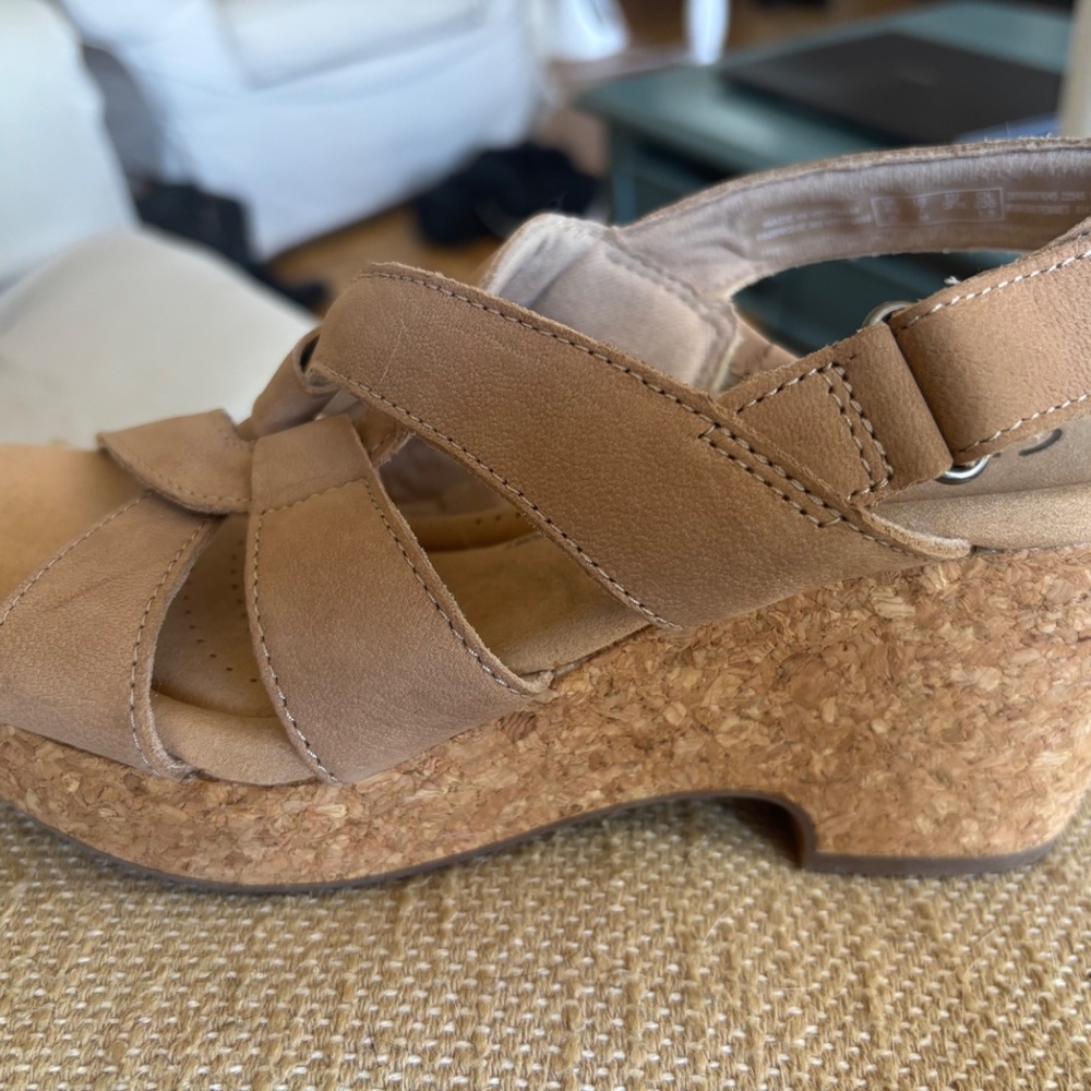 Clarks Ultimate Comfort Wedge Sandles, Tan, Size 6.5 - Picture 2 of 5